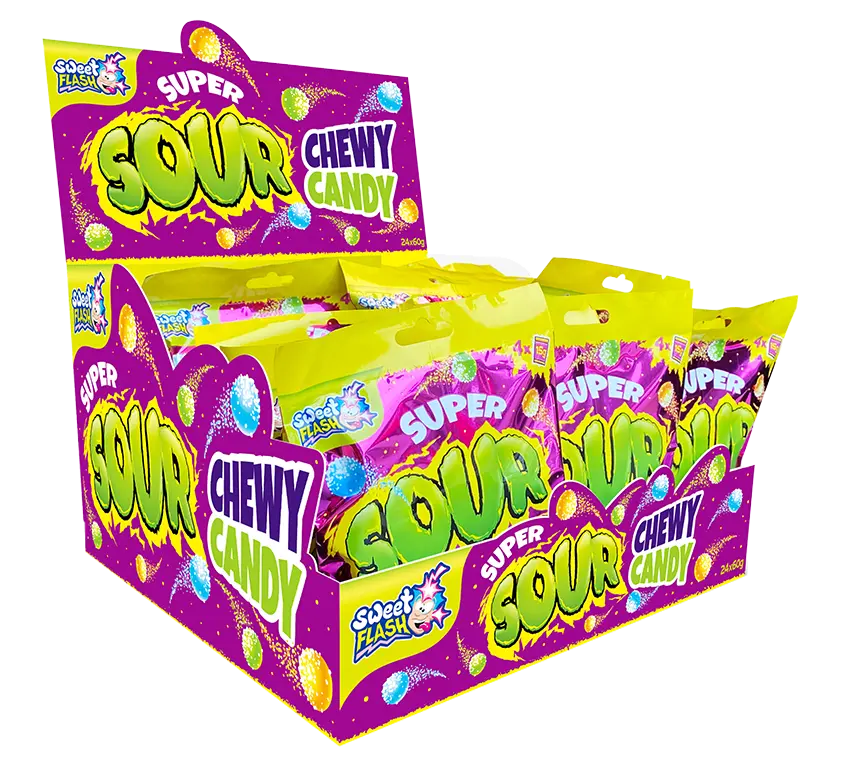 Display mit säuerlichem Kaubonbon in buntem Verpackungsdesign.