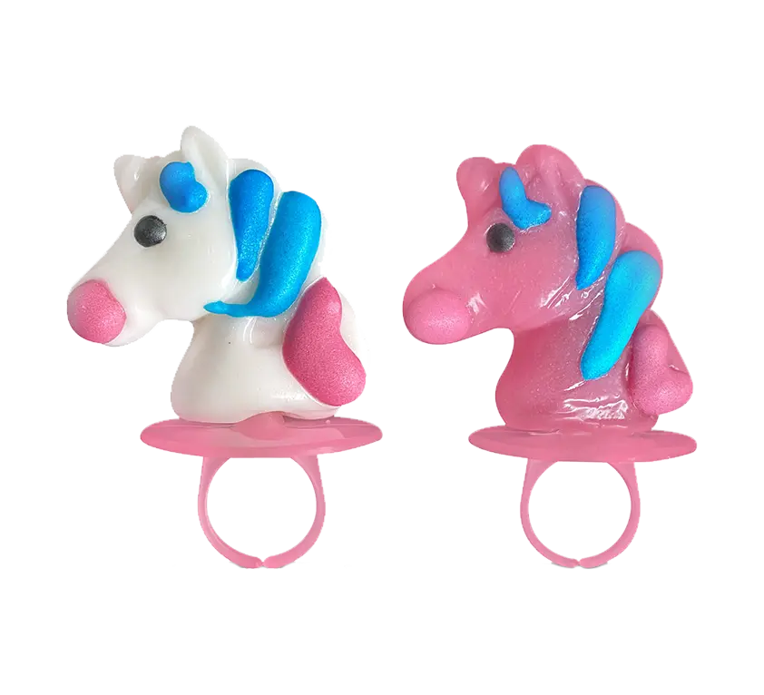 Zwei Ring-Spielzeuge in Form von Einhornköpfen, eines weiß mit blauen und rosa Akzenten, das andere pink mit blauen Haartupfen.