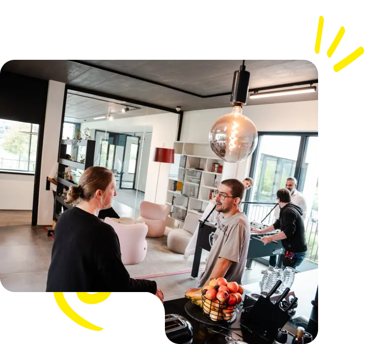 Mitarbeiter unterhalten sich