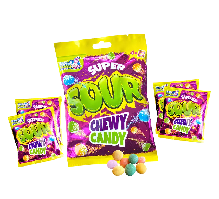 Emballage coloré avec &bdquo;Super Sour Chewy Candy&ldquo; et plusieurs petits sachets, ainsi que des bonbons à mâcher de différentes couleurs.